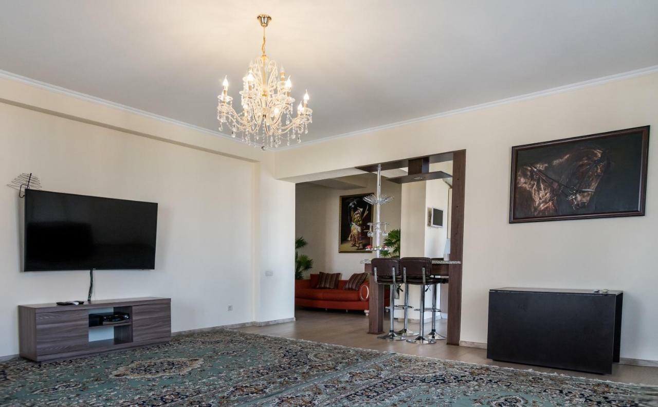 Spacious And Cozy Apartment In Bishkek Center Ngoại thất bức ảnh