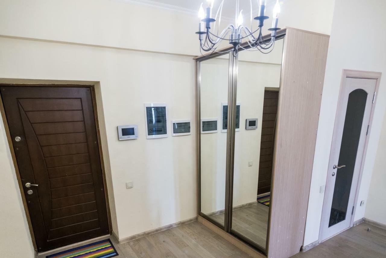 Spacious And Cozy Apartment In Bishkek Center Ngoại thất bức ảnh