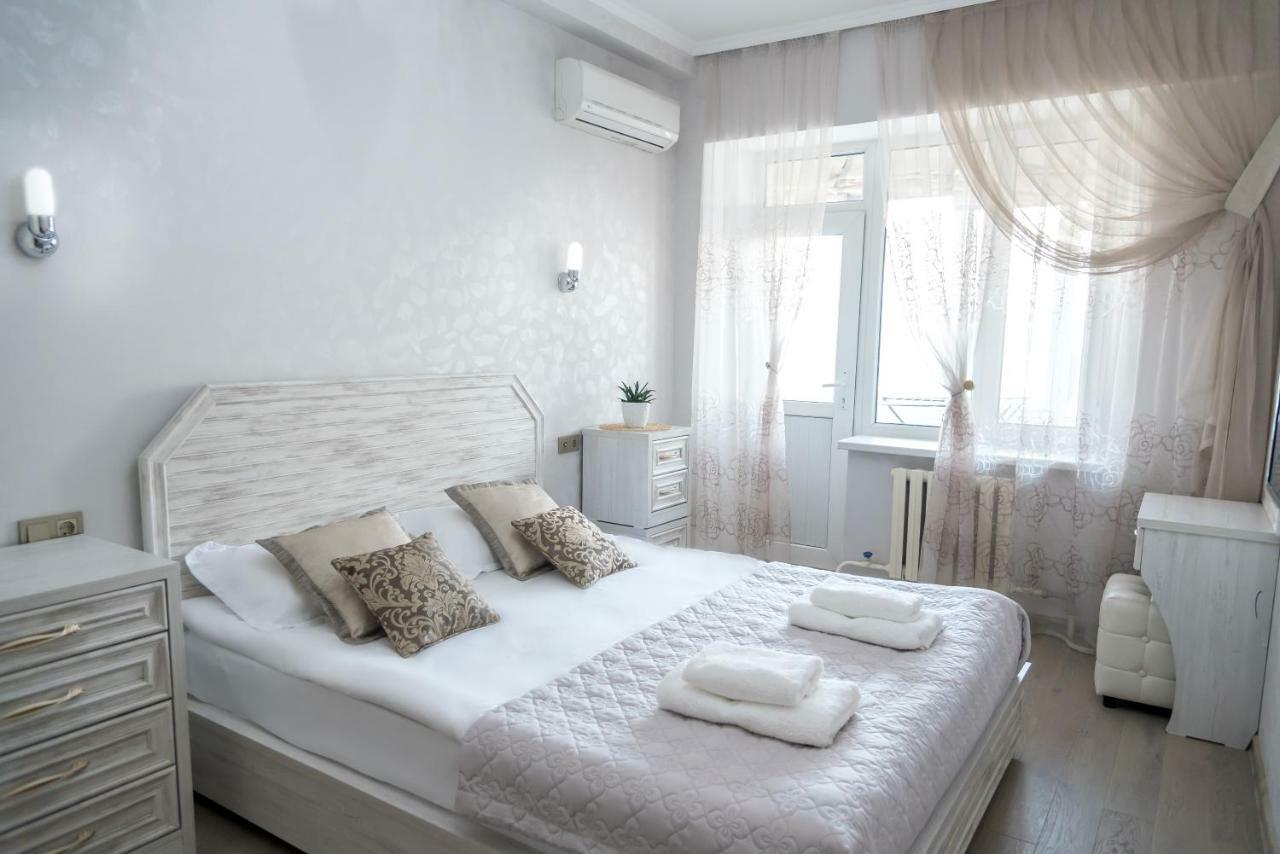 Spacious And Cozy Apartment In Bishkek Center Ngoại thất bức ảnh